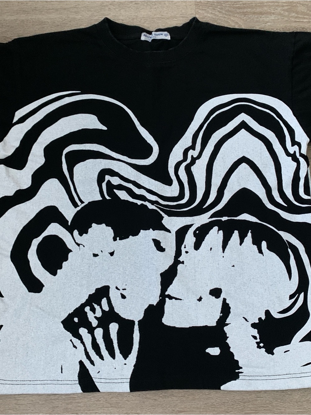 Aelfric Eden Skeleton Elements Hug Kiss T-Shirt Size M